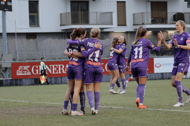 Anna Schorn feiert ihren Treffer mit Team-Kolleginnen