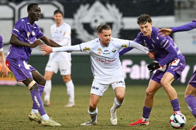 Abubakr Barry und Philipp Maybach im Kampf um den Ball mit Patrick Greil