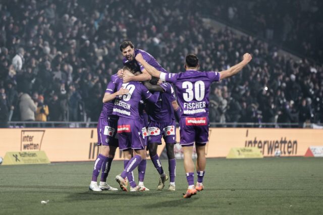 Aleksandar Dragović und seine Kollegen jubeln im Wiener Derby