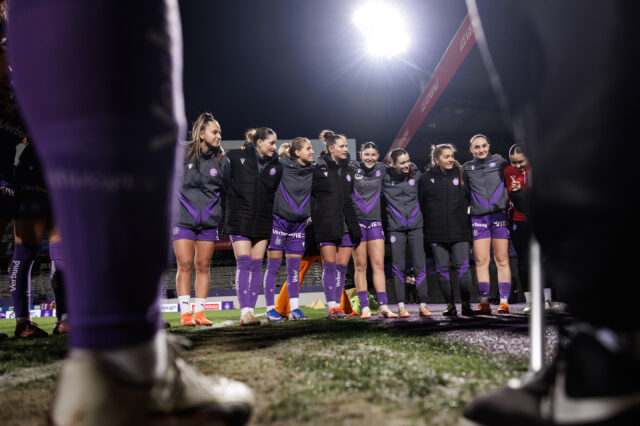 Die Veilchen im Kreis vor dem Spiel gegen Sparta Prag