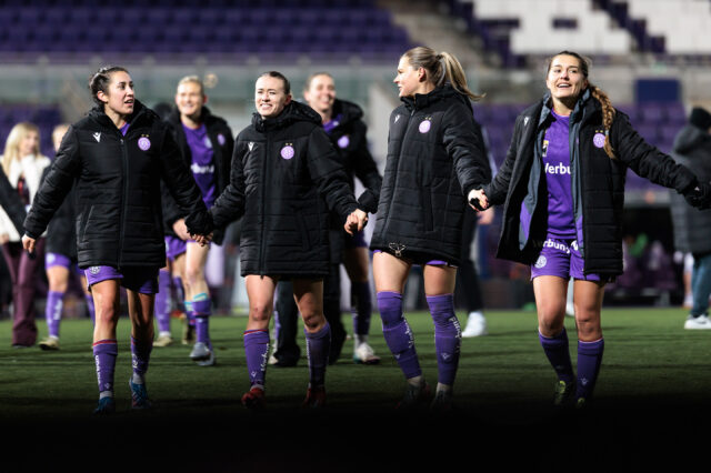 Yvonne Weilharter, Lena Triendl, Tatjana Weiss und Courtney Strode jubeln