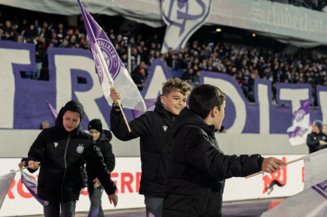 Kinder mit Austria-Fahne vor der Ost-Tribüne