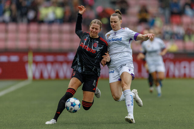 Virginia Kirchberger im Zweikampf mit einer tschechischen Gegnerin