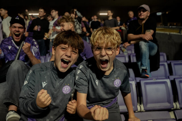 Zwei junge Fans jubeln in die Kamera