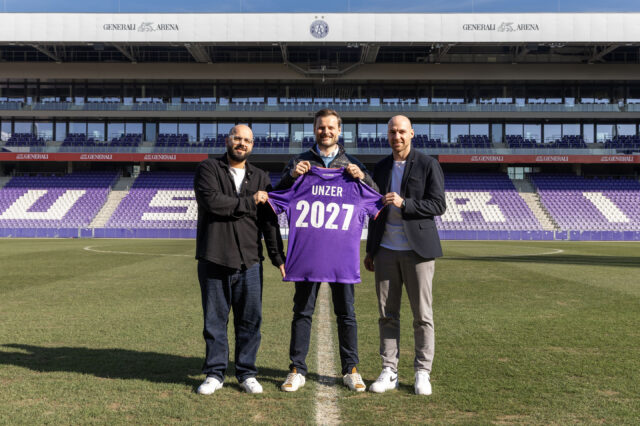 Ticketing-Leiter Maitham Al-Jaderi und Key Account Manager Benjamin Kollenz mit Managing Director Christoph Heinze von Unzer