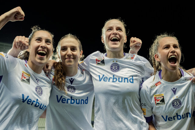 Yvonne Weilharter, Modesta Uka, Gini Kirchberger und Almedina Šišić jubeln in Paris