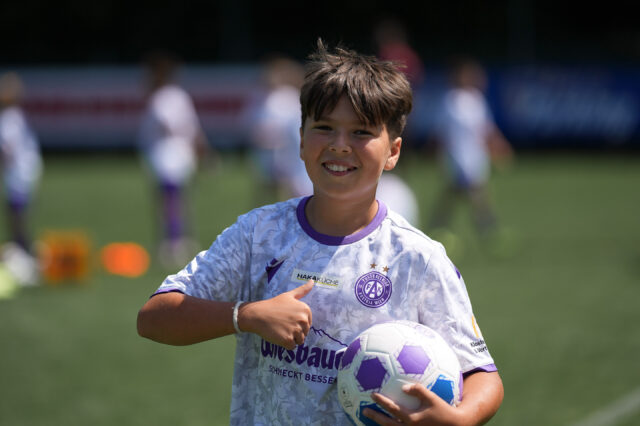 Junge lächelnd beim Austria Soccer Camp