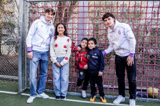 Austria-Spieler mit Kindern im Humboldtpark