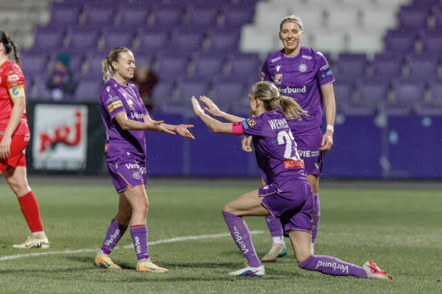 Lena Triendl und Carina Wenninger klatschen ein nach Tor