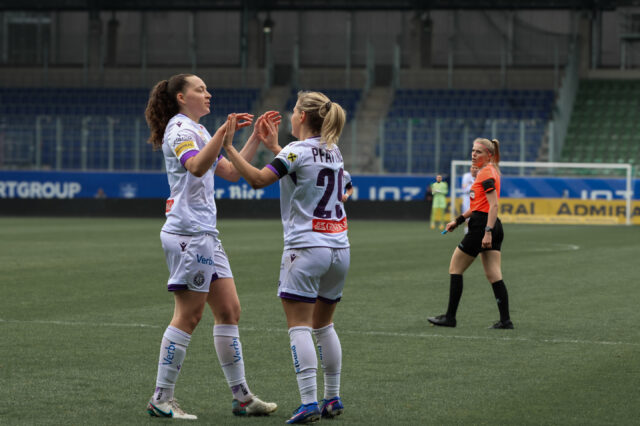 Lotta Cordes und Elisa Pfattner klatschen ein