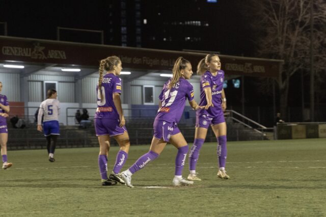 Almedina Šišić klatscht nach einem Treffer mit Tatjana Weiss ein