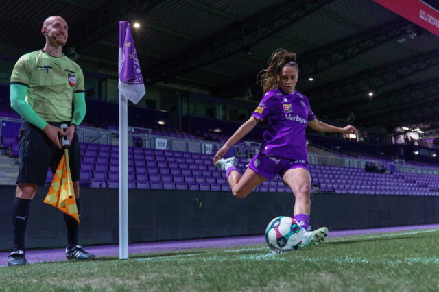 Almedina Šišić bei einem Eckstoß