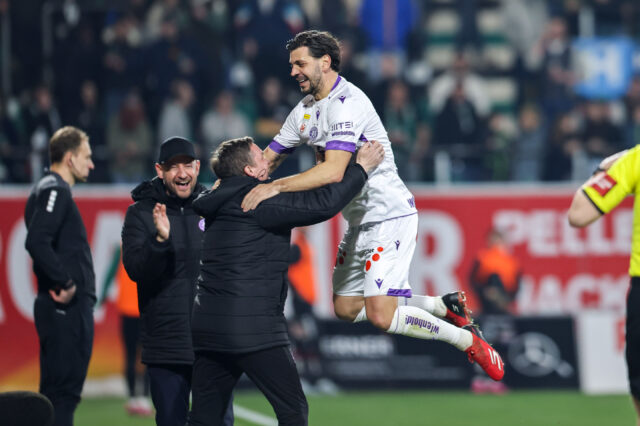 Aleksandar Dragović jubelt mit Co-Trainer Christian Wegleitner