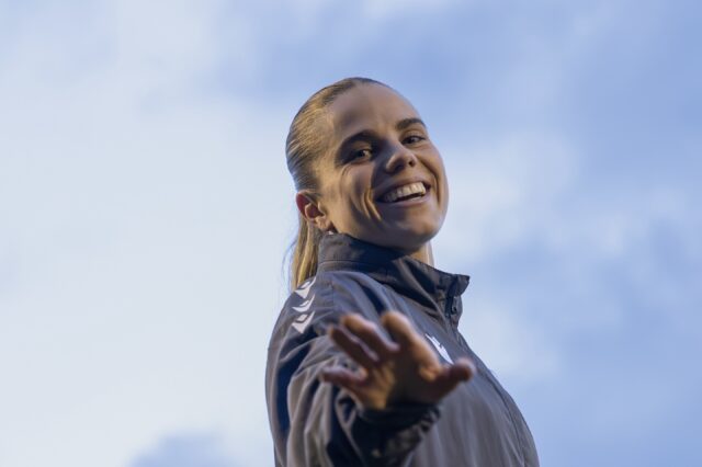 Louise Schöffel lacht in die Kamera