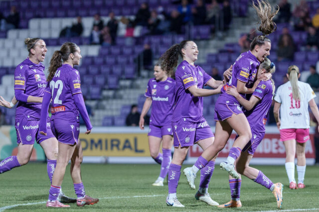 Almedina Šišić jubelt mit ihren Teamkolleginnen