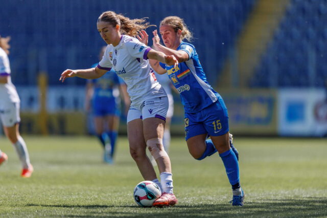 Modesta Uka im Zweikampf mit  einer Gegenspielerin