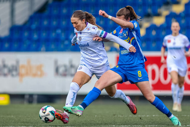 Modesta Uka im Zweikampf mit einer SKN Spielerin