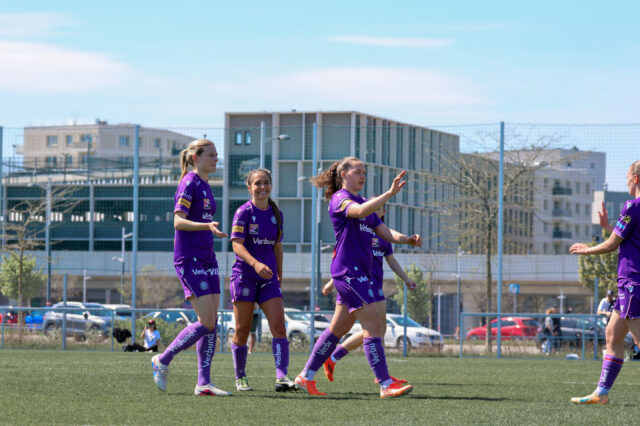 Carina Wenninger, Courtney Strode und Lotta Cordes jubeln nach Tor
