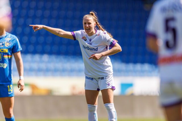 Virginia Kirchberger zeigt in die Ferne