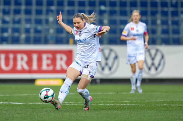 Tatjana Weiss spielt den Ball