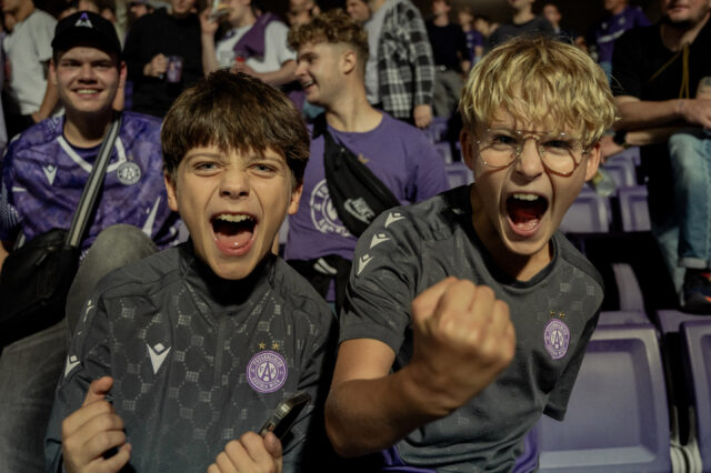 Junge Fans jubeln auf der Nord-Tribüne