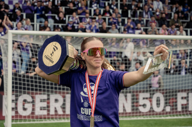 Modesta Uka mit Trophäe und Player of the Match Award