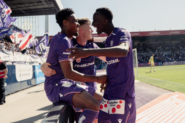 Kelvin Boateng, Johannes Eggestein und Abubakr Barry jubeln vor der Ost-Tribüne