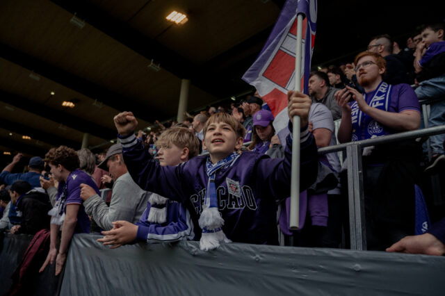 Fan feuert mit Flagge Veilchen an
