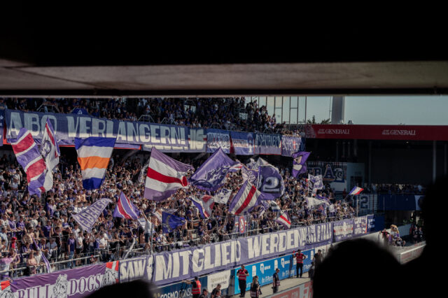Fans auf der Ost-Tribüne
