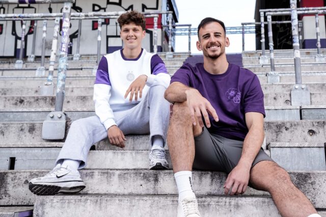 Matteo Schablas und Mirko Kos tragen die neue Fankollektion