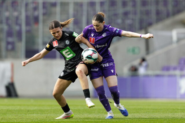Stefanie Schneeberger im Zweikampf mit einer Sturm-Spielerin