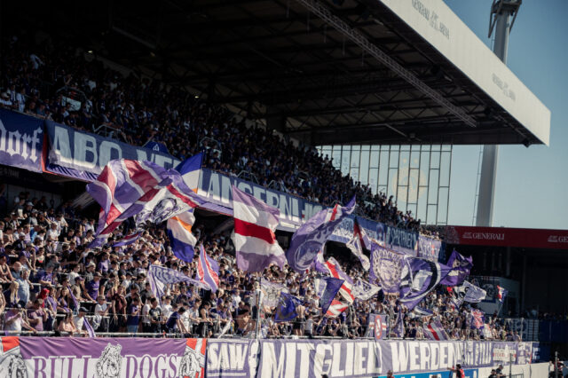 Ausverkaufte Ost-Tribüne