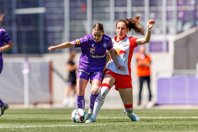 Dominika Škorvánková im Zweikampf mit einer Salzburg Spielerin