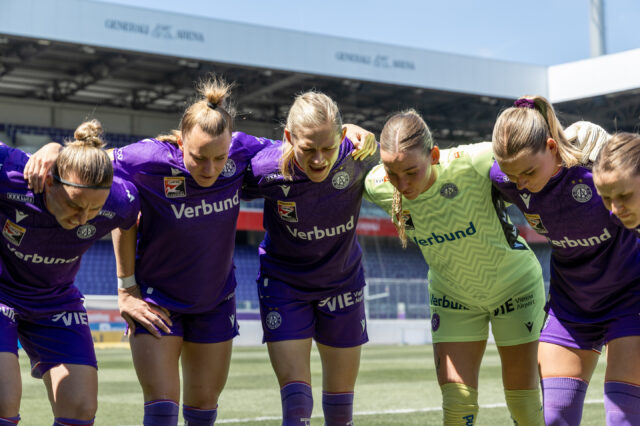 Pre-Match Besprechung im Kreis mit Katharina Schiechtl, Virginia Kirchberger, Carina Wenninger, Jasmin Pal und Tatjana Weiss