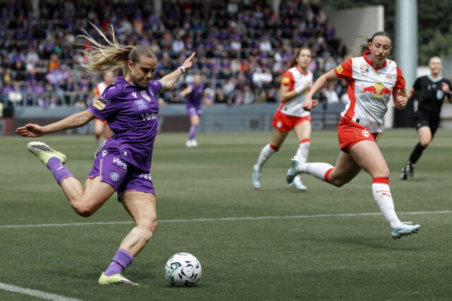 Louise Schöffel setzt zur Flanke an, im Hintergrund eine Salzburg Spielerin
