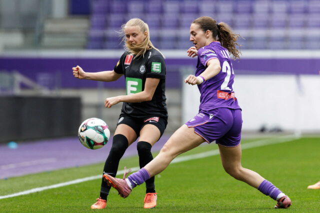 Modesta Uka im Zweikampf mit einer Sturm Graz Spielerin