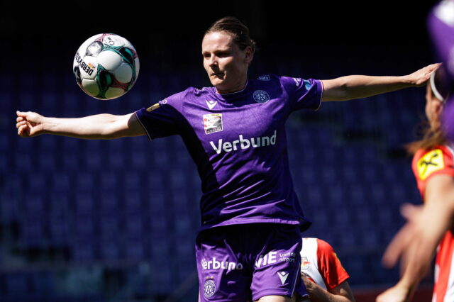 Dominika Škorvánková nimmt den Ball an