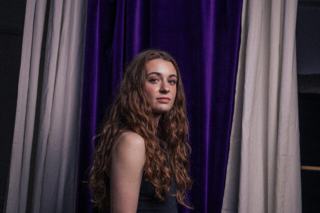 Anna Schorn schaut seitlich in die Kamera