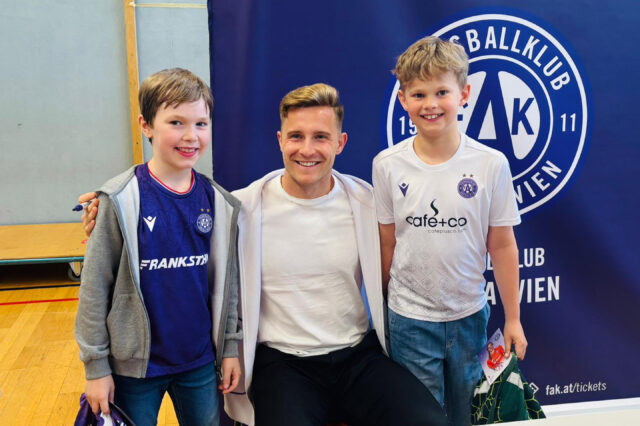 Johannes Eggestein mit zwei Schulkindern