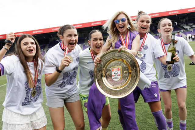 Antea Batarilo, Emily Schäfer, Emma Goetz, Vize-Präsidentin Dagmar Schmidt, Chiara Pucci und Anna Schon jubeln mit dem Meisterteller
