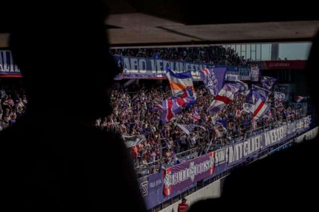 Ausverkaufte Ost-Tribüne