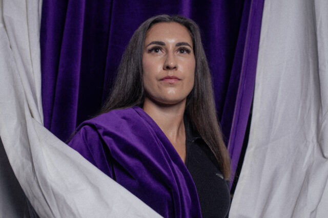 Yvonne Weilharter in violett und weiß gehüllt