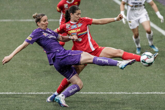 Katharina Schiechtl im Zweikampf mit einer St. Pölten Spielerin