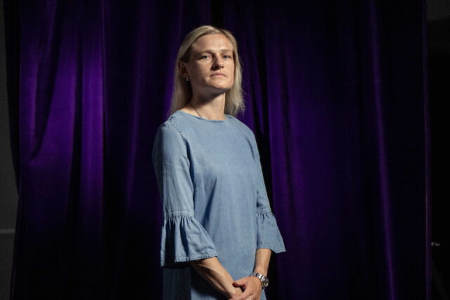 Carina Wenninger blickt ernst in die Kamera