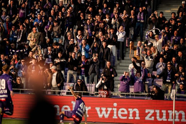 Fans jubeln auf der Nord-Tribüne