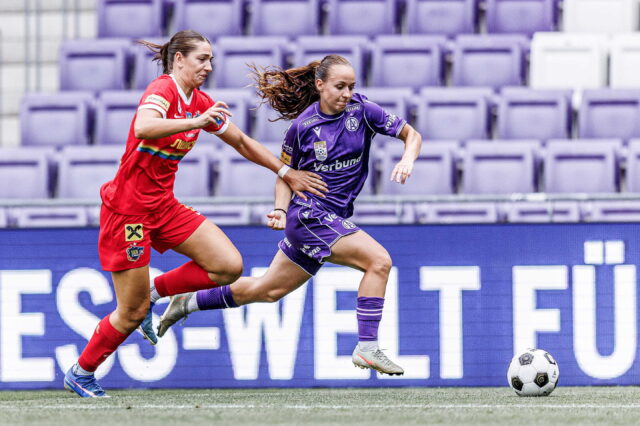 Valentina Pötzl im Zweikampf mit einer SKN Spielerin