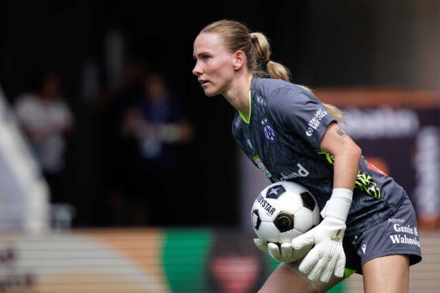 Jasmin Pal fängt einen Ball