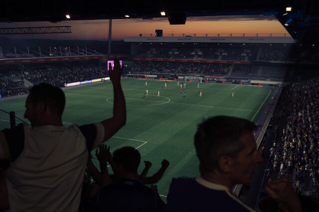 Fans jubeln im Austria-Stadion
