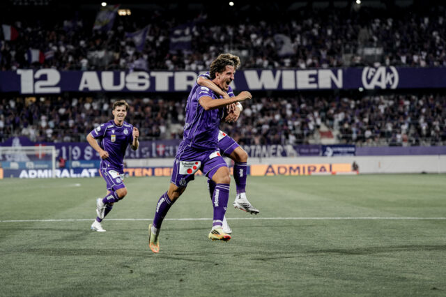 Jubelfoto der Veilchen mit der Osttribüne im Hintergrund