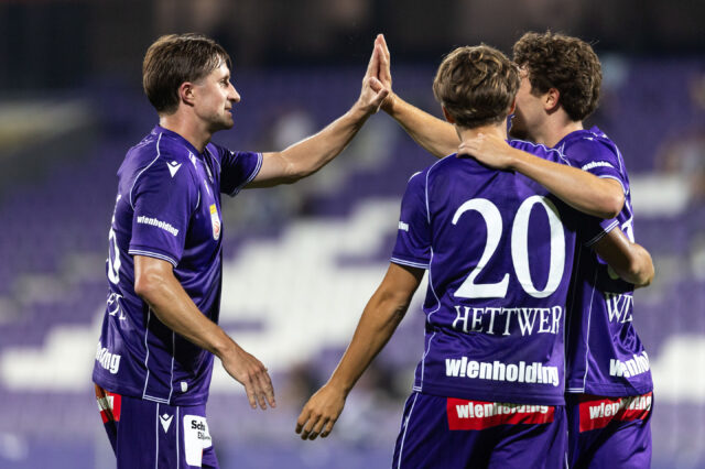 Reinhold Ranftl klatscht mit Moritz Wels und Julian Hettwer ab